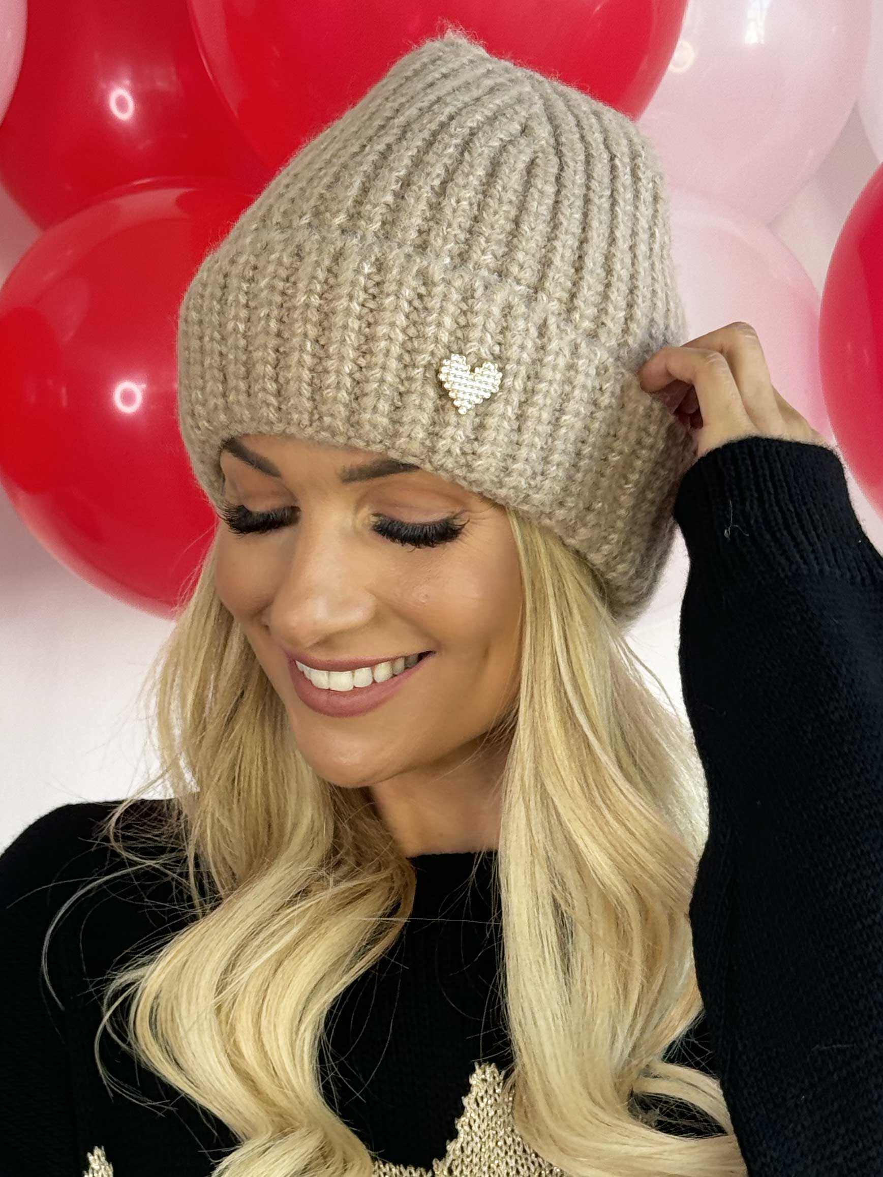 Eliana - Blød hue med for og hjerte smykke